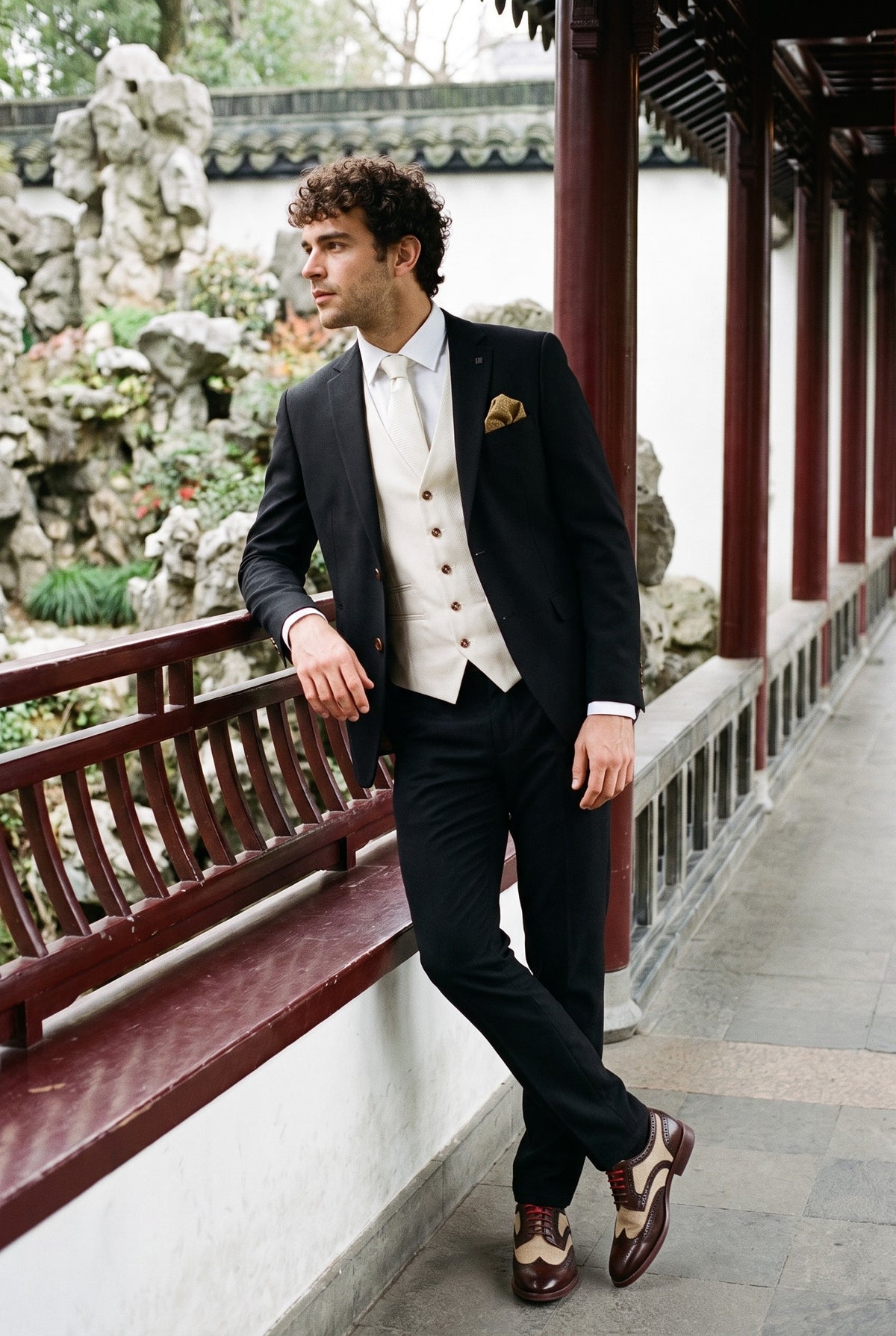 Look #1005 styled with Mayfair - Мъжки костюм от 3 части, черен, с кремава жилетка