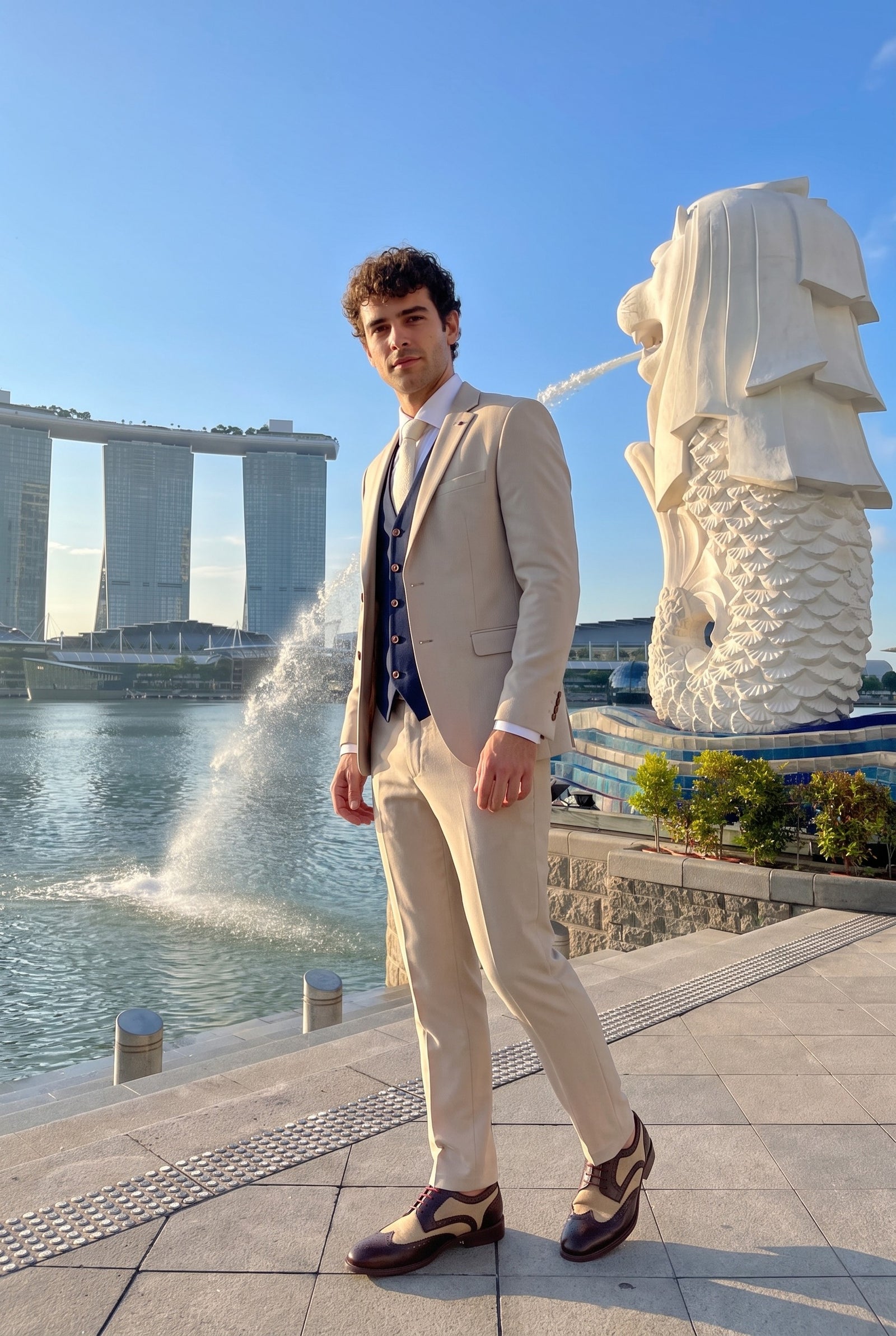 Look #1001 styled with Mayfair - Мъжки кремав костюм от 3 части с тъмносиня жилетка