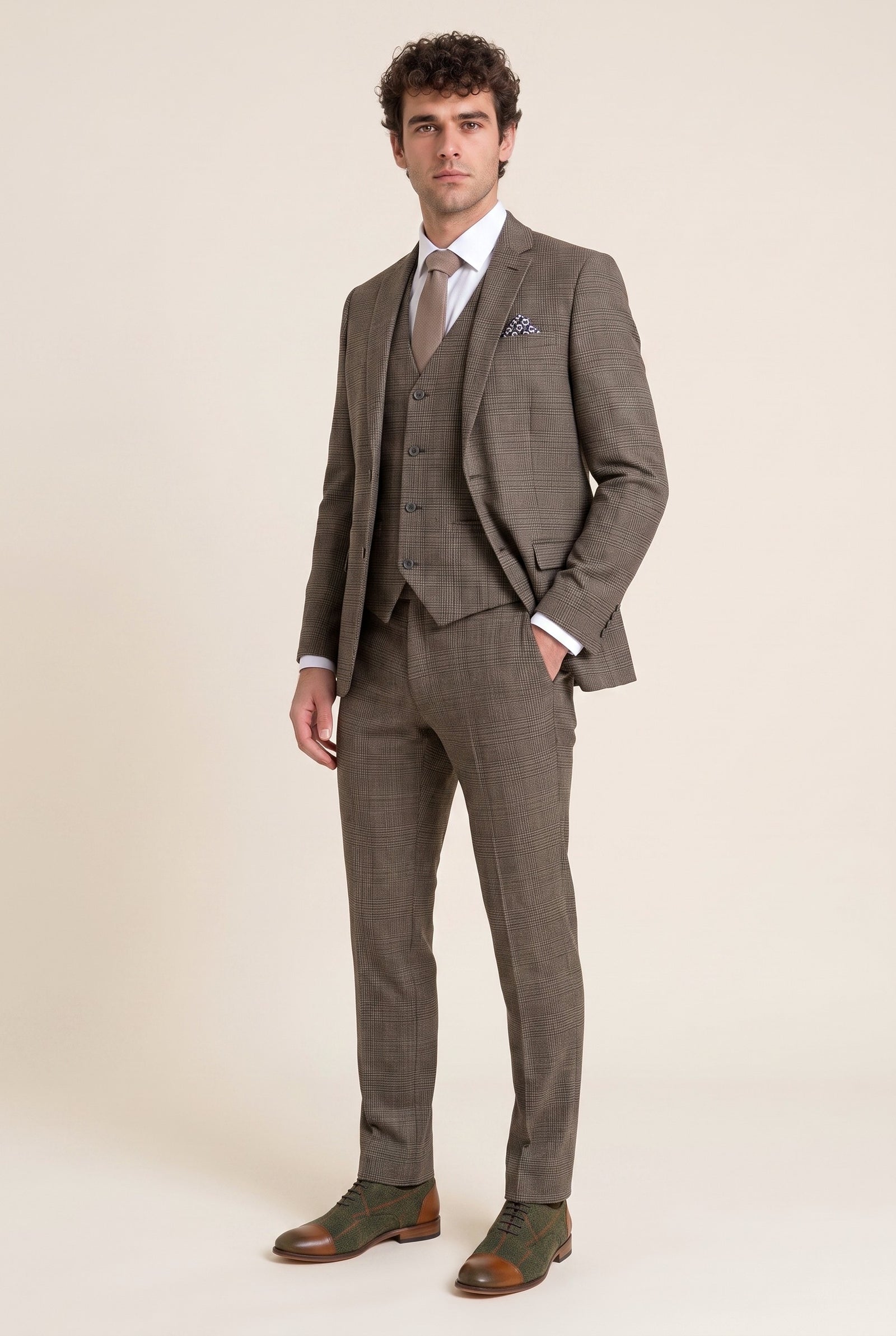 Look #603 styled with Мъжки кафяв, класически кариран костюм с прилепнала кройка от 3 части