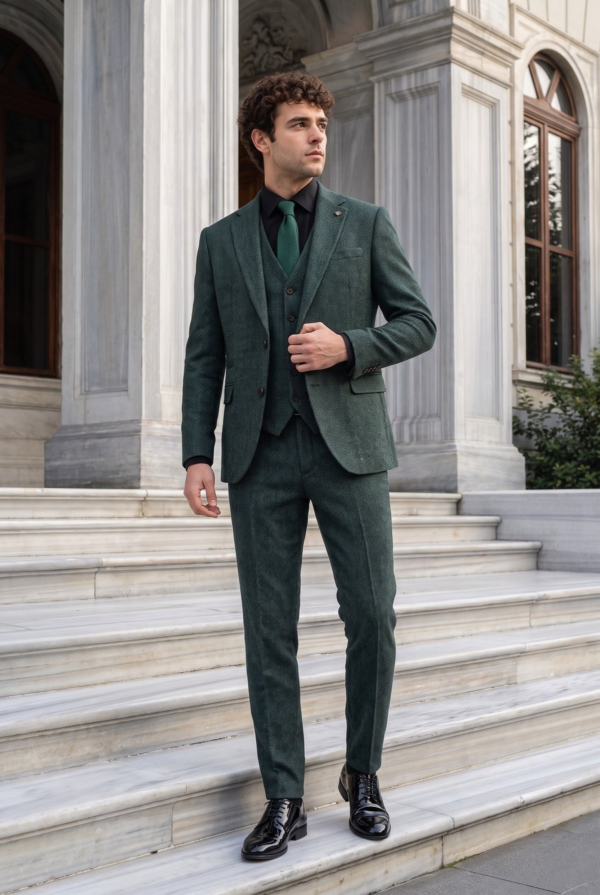 Look #1013 styled with Thomas - Маслиненозелен костюм от 3 части от вълнена смес от туид