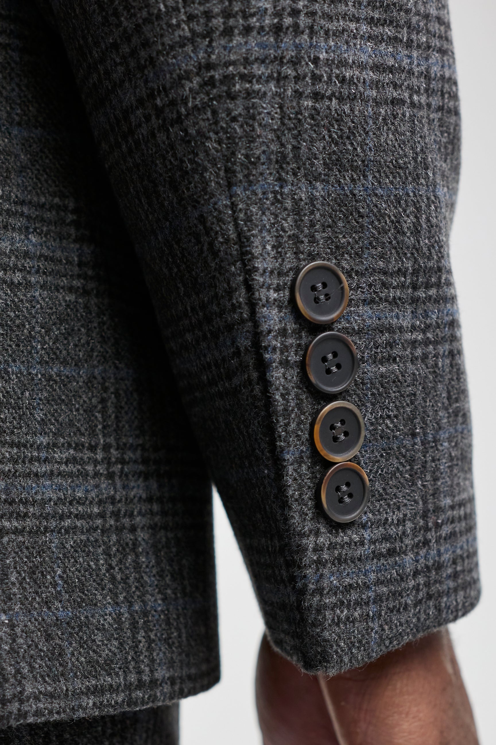 Мъжки костюм от 3 части с сив тартан и каре