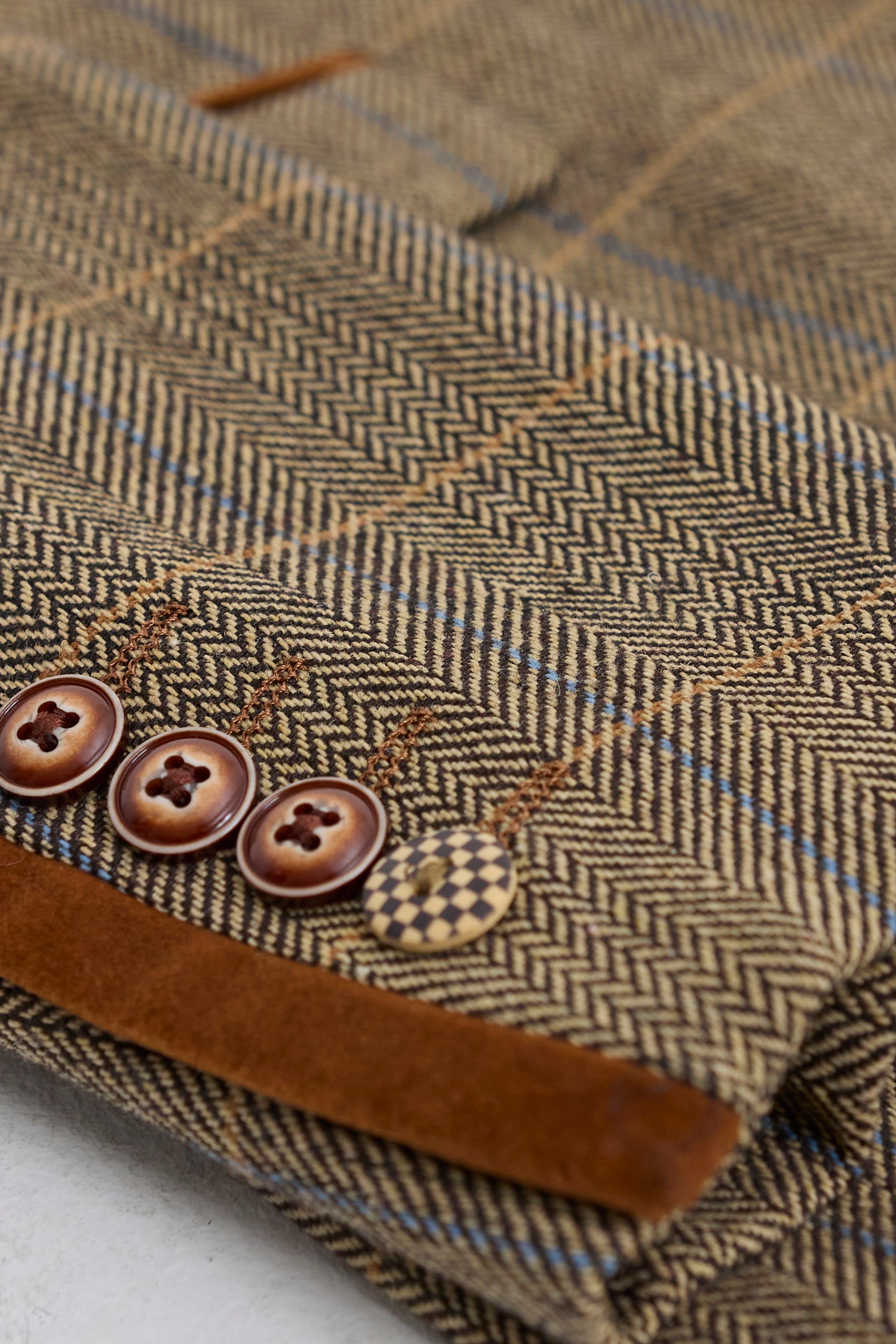 Мъжки костюм от 3 части, туид с риленска кост, кафяв, кариран, вталени кройки, двоен класически