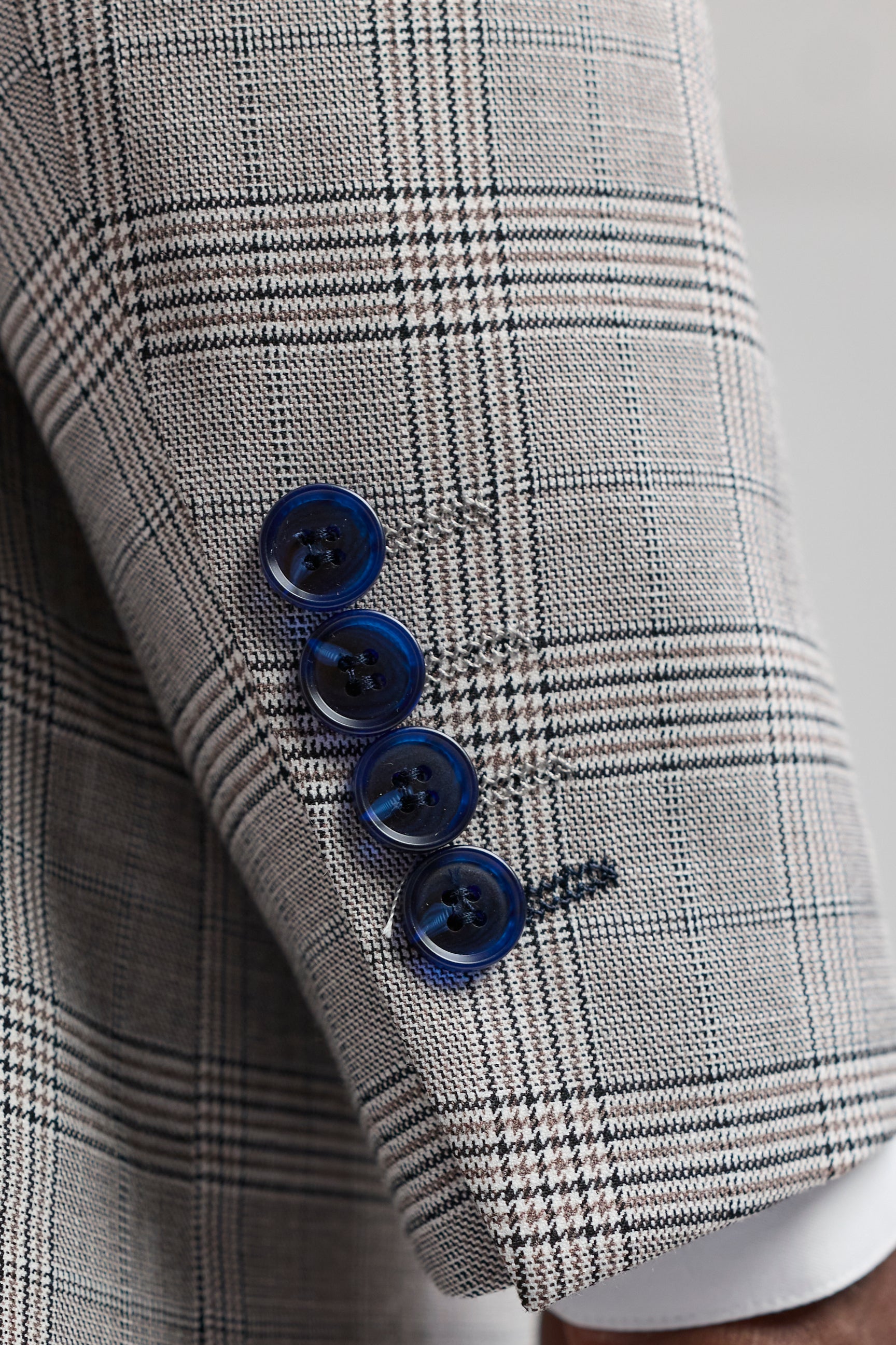 Мъжки светлосив костюм от 3 части Hugo с тъмносиньо каре и кадифени кантове