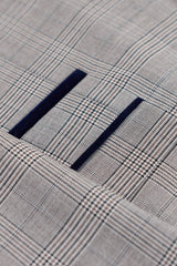 Мъжки светлосив костюм от 3 части Hugo с тъмносиньо каре и кадифени кантове