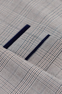 Мъжки светлосив костюм от 3 части Hugo с тъмносиньо каре и кадифени кантове