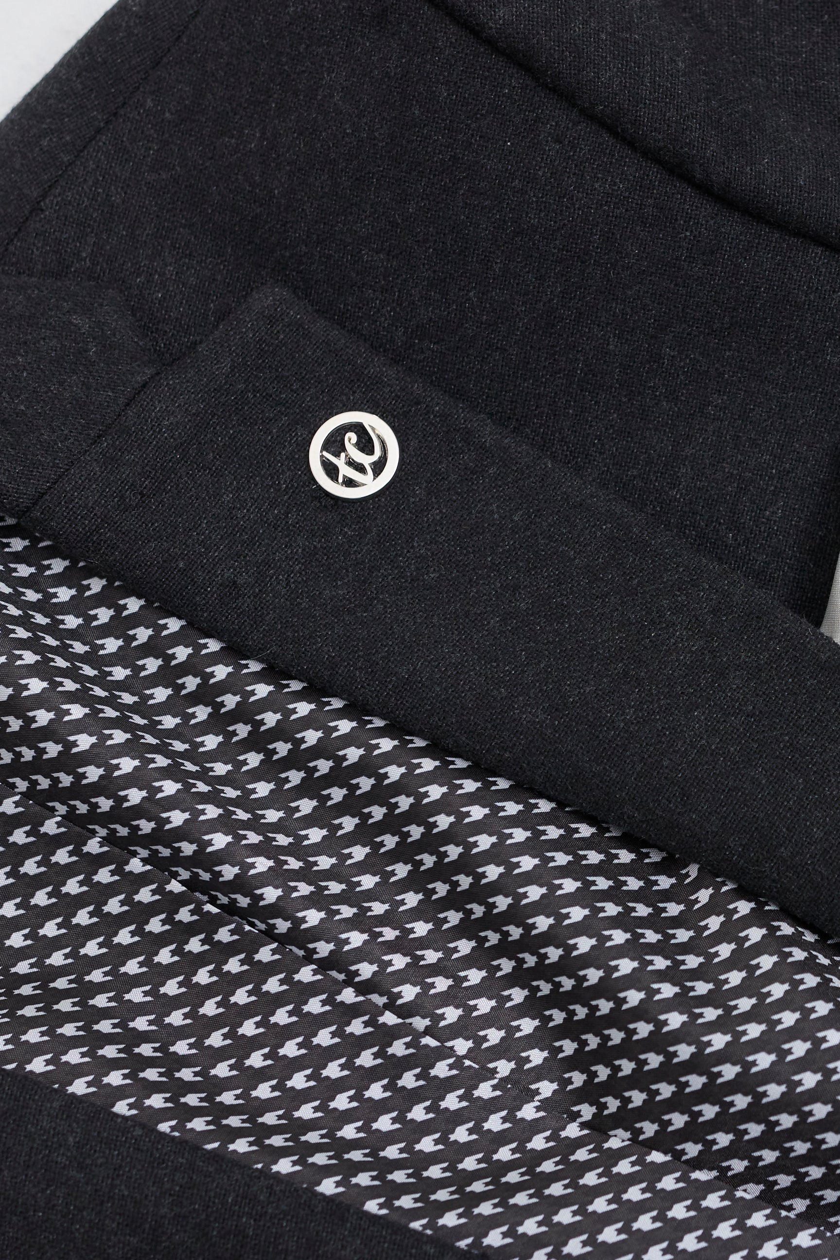 Мъжки черен винтидж костюм от 20-те години на миналия век