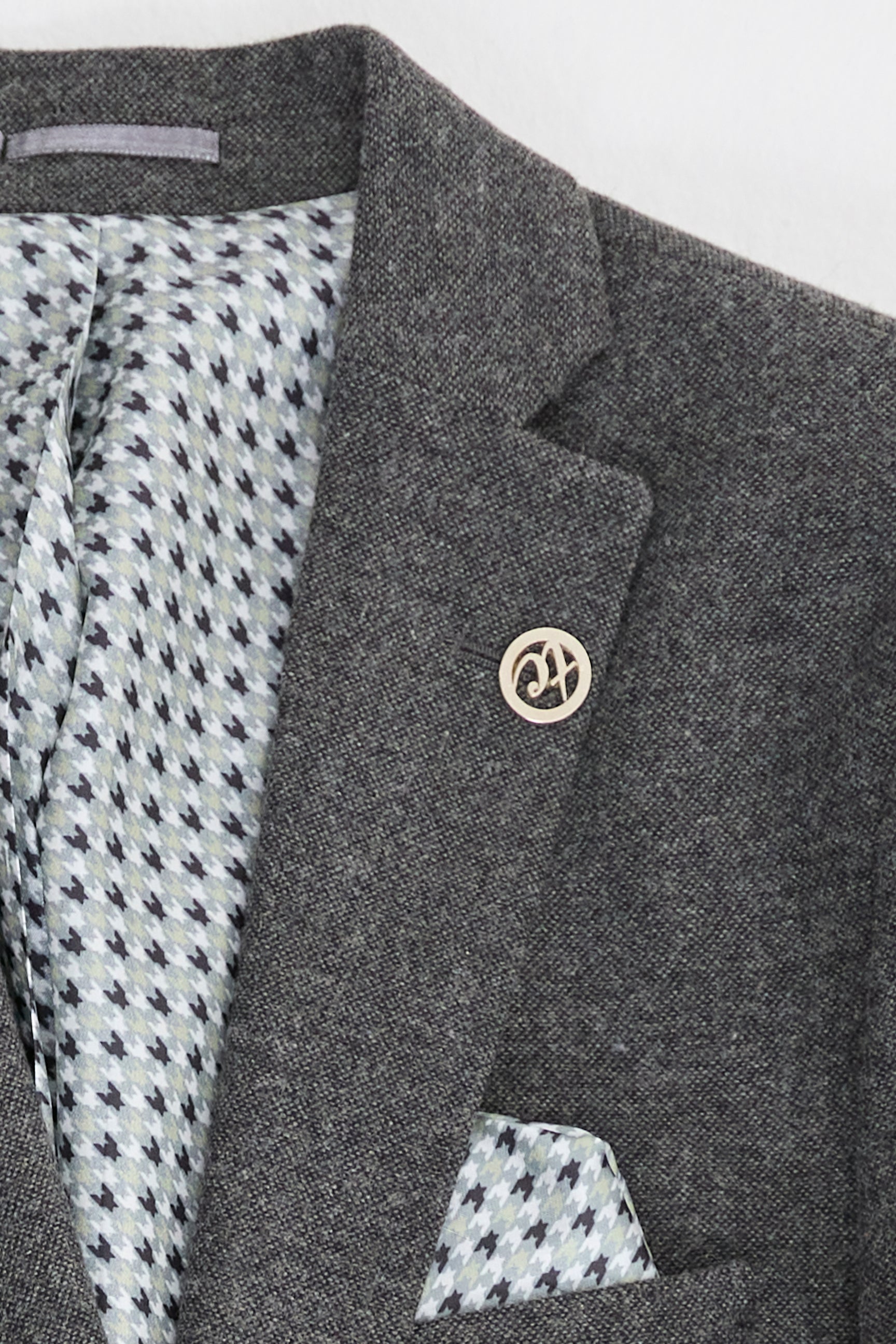 Мъжки сив вълнен костюм