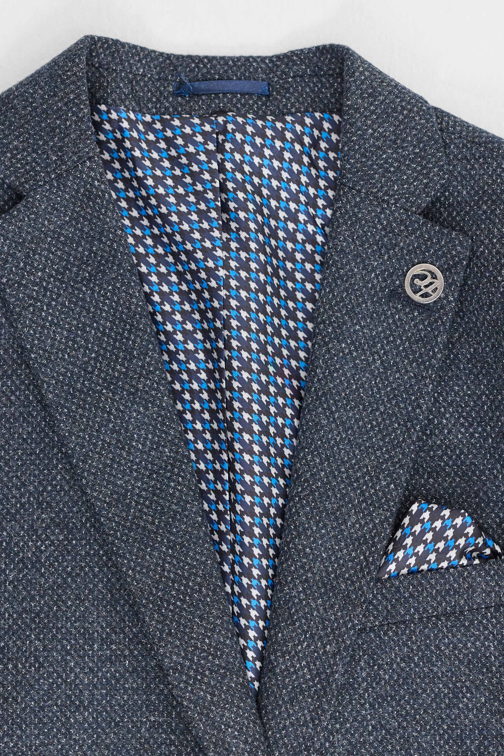 Мъжки тъмносини костюм от 3 части с двуредно закопчаване