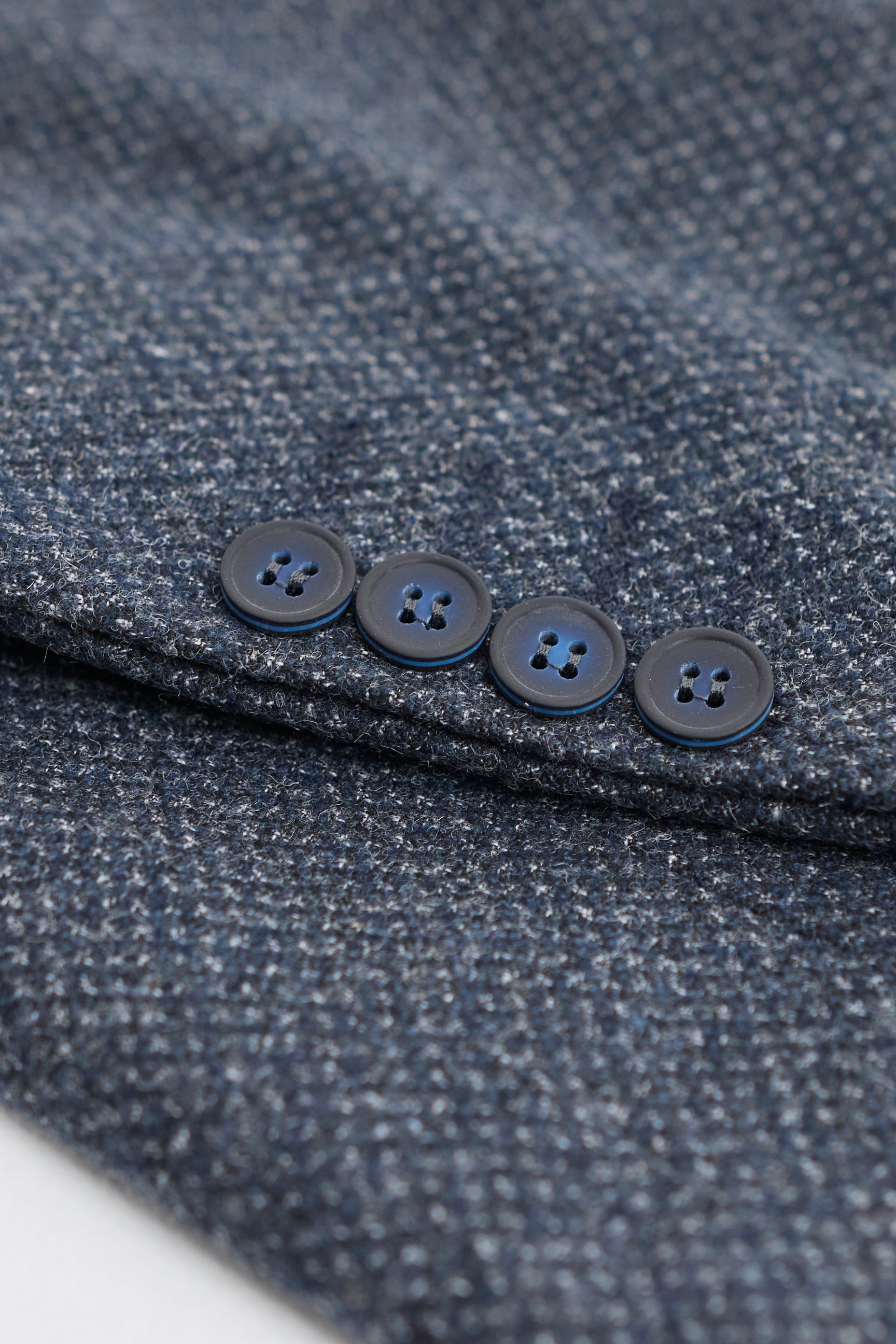 Мъжки тъмносини костюм от 3 части с двуредно закопчаване