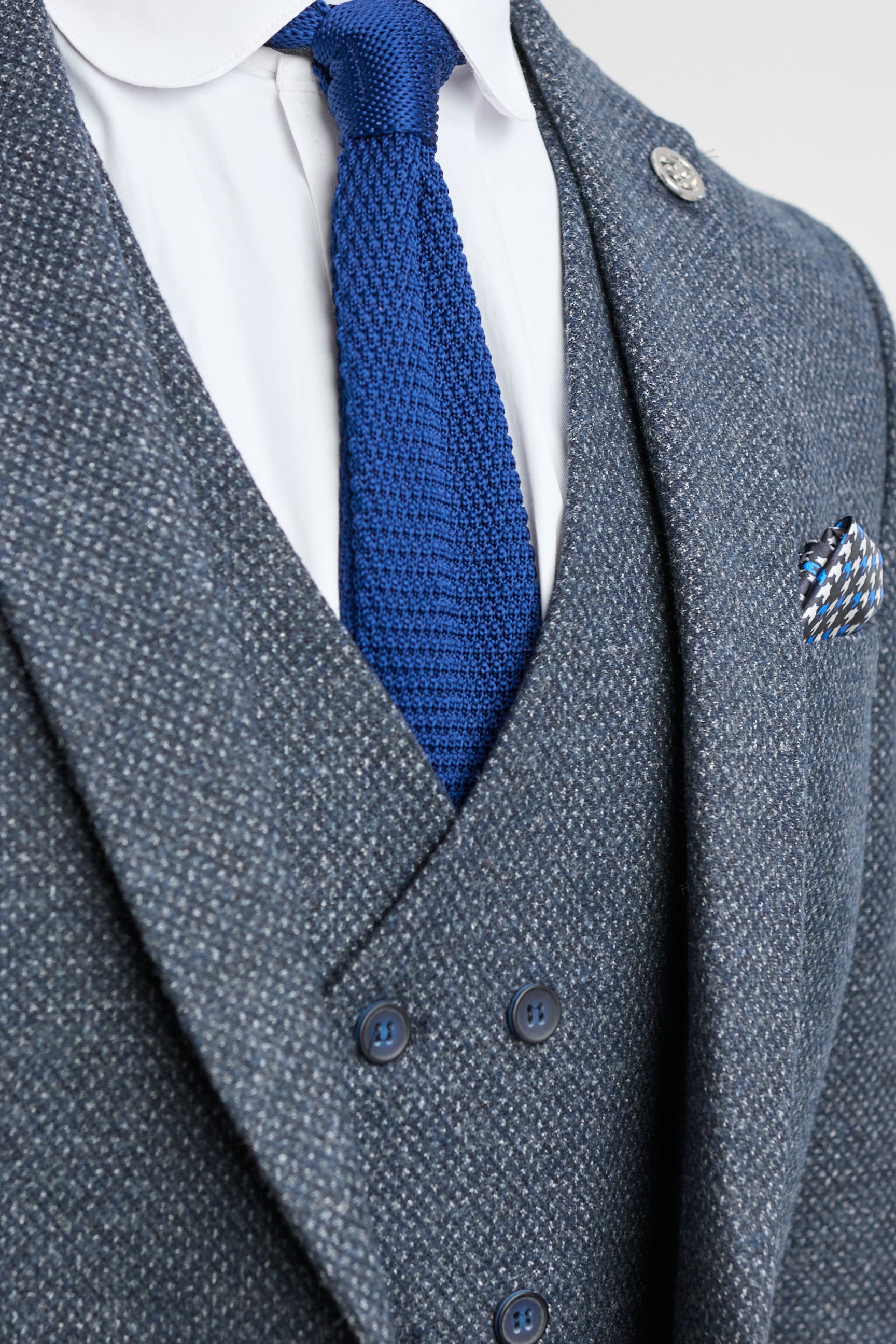 Мъжки тъмносини костюм от 3 части с двуредно закопчаване